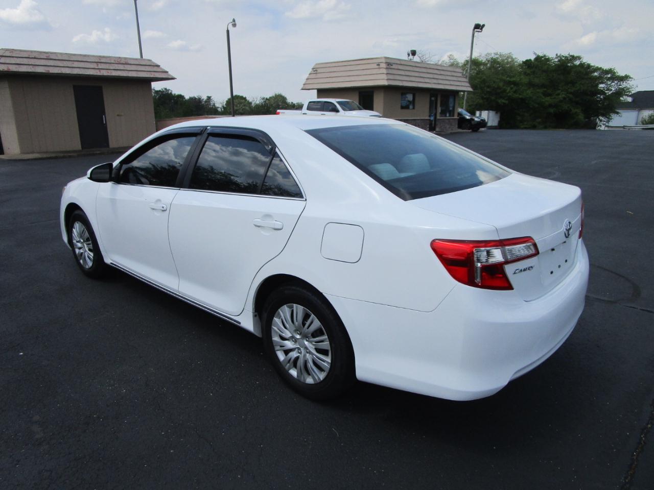 Toyota Camry 4dr Sdn I4 Auto LE (Natl) 2013