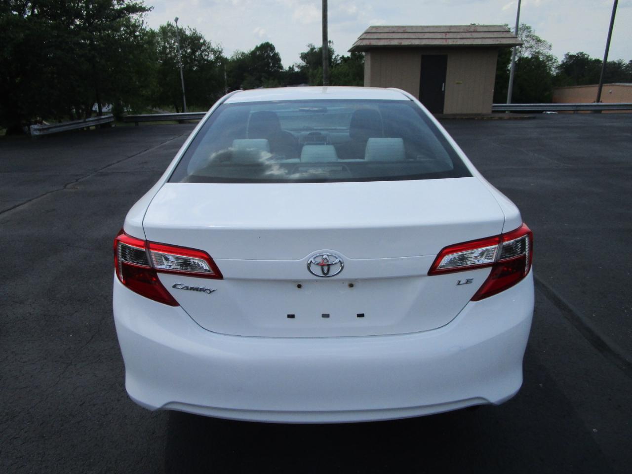 Toyota Camry 4dr Sdn I4 Auto LE (Natl) 2013