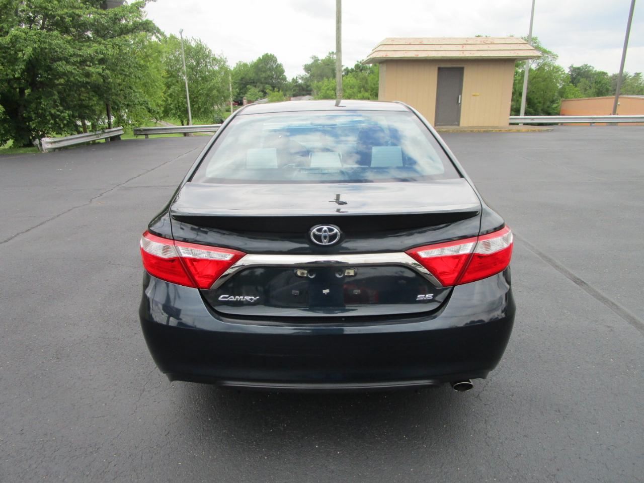 Toyota Camry 4dr Sdn I4 Auto SE (Natl) 2015