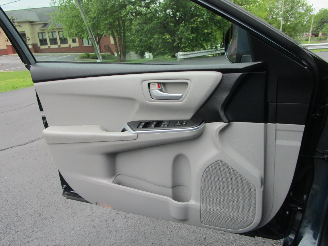 Toyota Camry 4dr Sdn I4 Auto SE (Natl) 2015