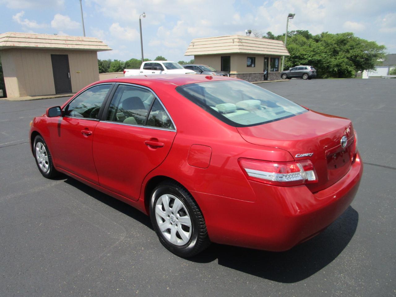Toyota Camry 4dr Sdn I4 Man LE (Natl) 2011