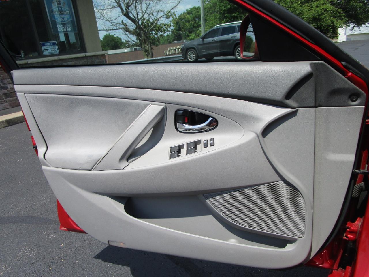 Toyota Camry 4dr Sdn I4 Man LE (Natl) 2011