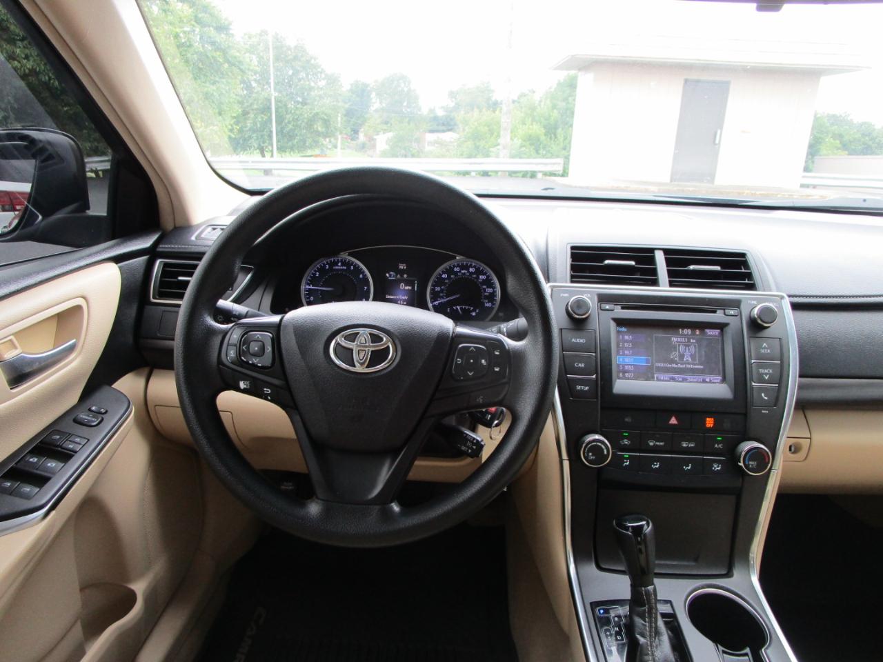 Toyota Camry LE Auto (Natl) 2017