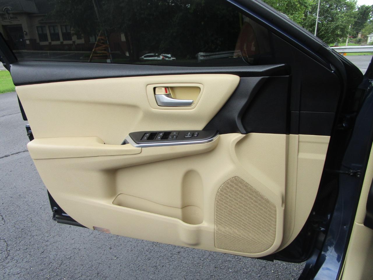 Toyota Camry LE Auto (Natl) 2017