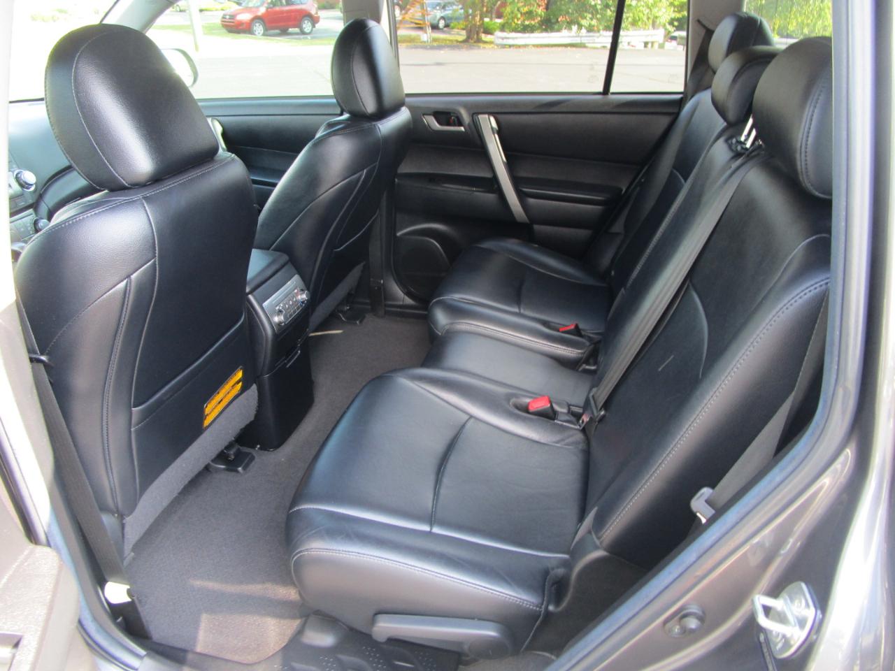Toyota Highlander FWD 4dr V6 (Natl) 2012