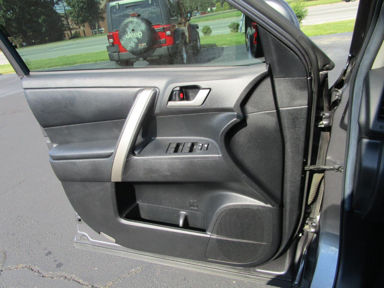 Toyota Highlander FWD 4dr V6 (Natl) 2012
