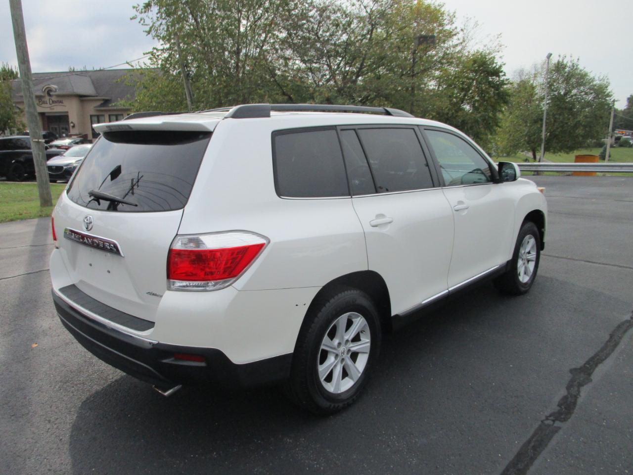 Toyota Highlander 4WD 4dr V6 (Natl) 2013