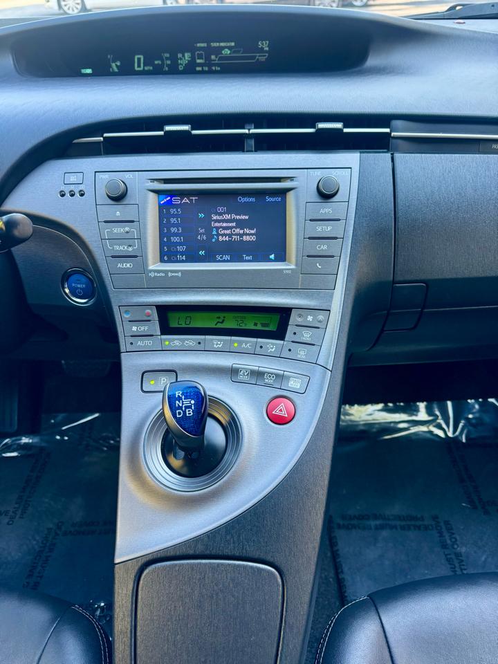 Toyota Prius 5dr HB Persona Series Special Edition (Natl) 2015