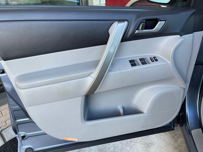 2013 Toyota Highlander SE photo 24