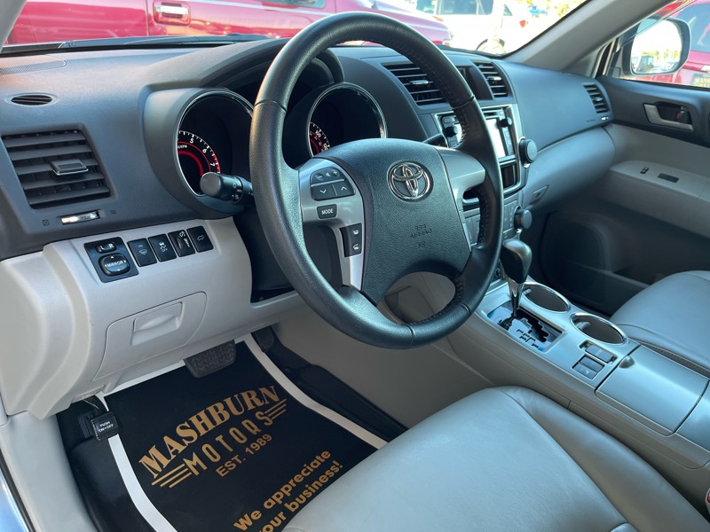 2013 Toyota Highlander SE photo 25