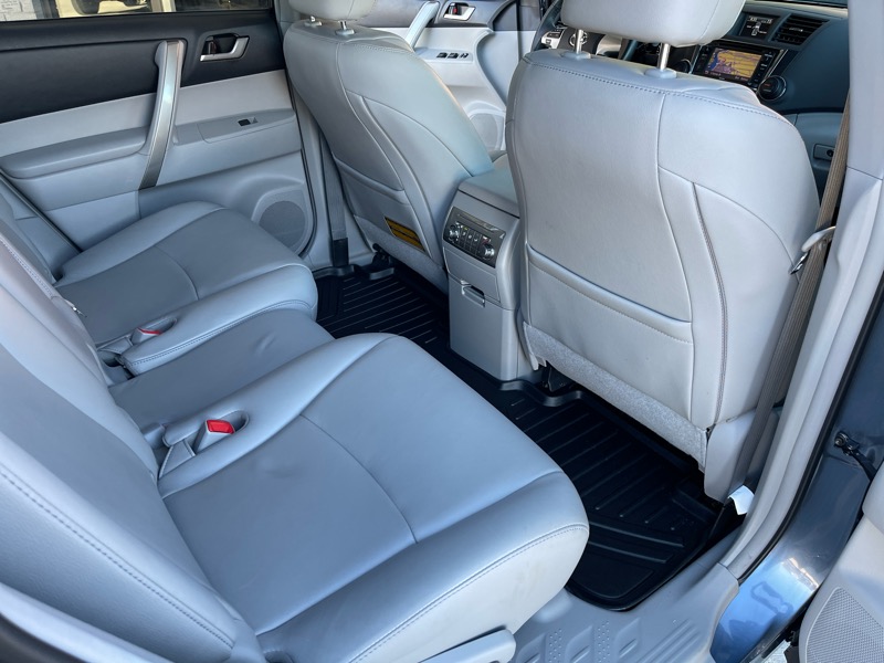 2013 Toyota Highlander SE photo 37
