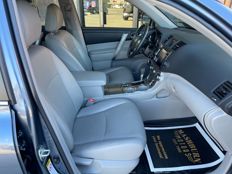 2013 Toyota Highlander SE photo 40