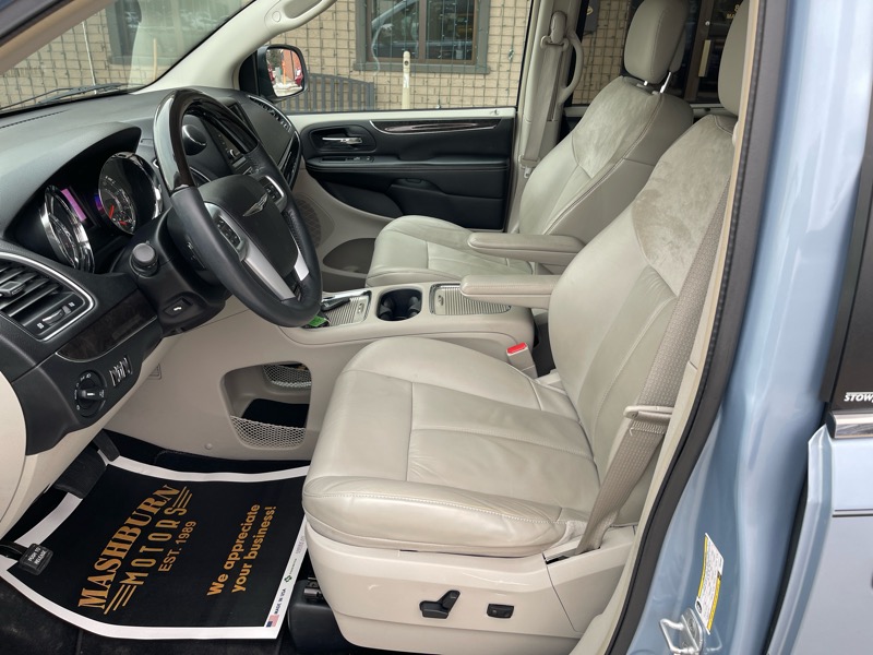 Chrysler Town & Country Limited 2013