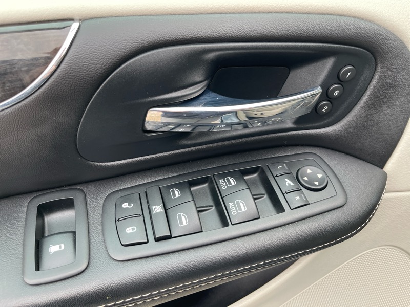 Chrysler Town & Country Limited 2013