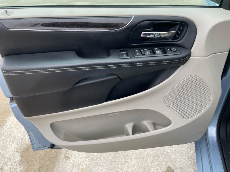 Chrysler Town & Country Limited 2013