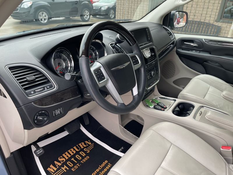 Chrysler Town & Country Limited 2013