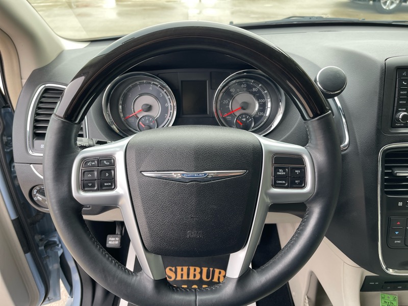 Chrysler Town & Country Limited 2013