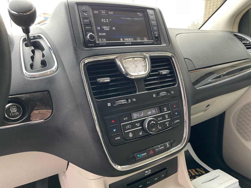 Chrysler Town & Country Limited 2013