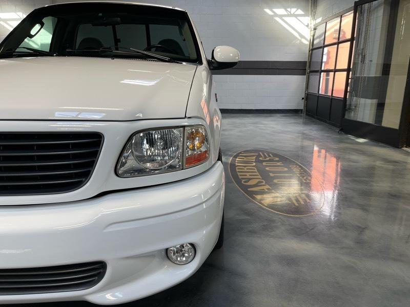 Ford F-150 SVT Lightning 2WD 2003