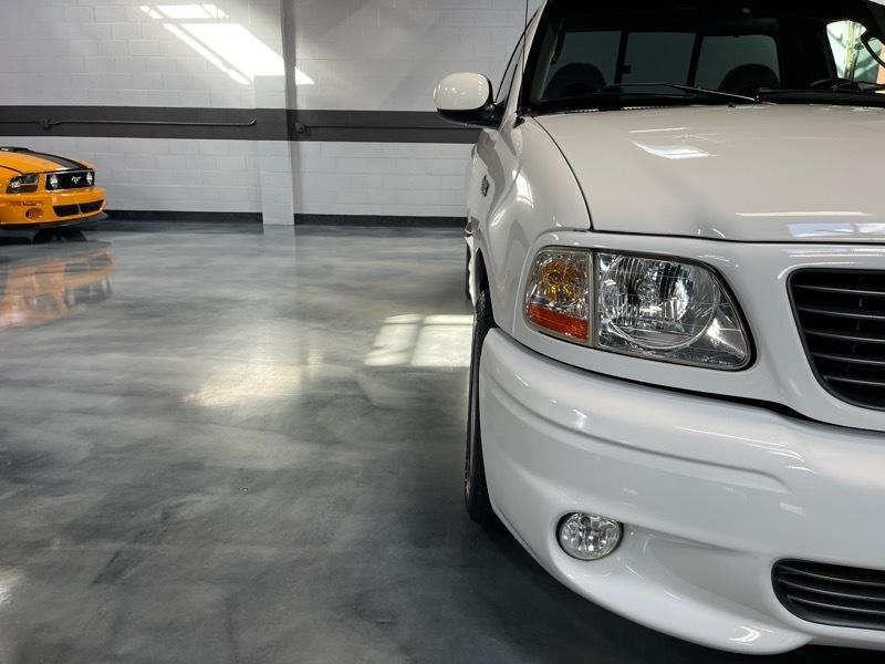 Ford F-150 SVT Lightning 2WD 2003