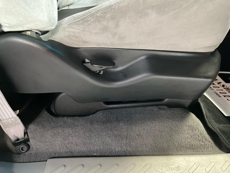 Ford F-150 SVT Lightning 2WD 2003