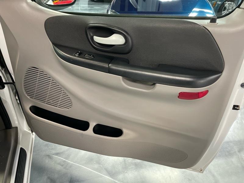 Ford F-150 SVT Lightning 2WD 2003