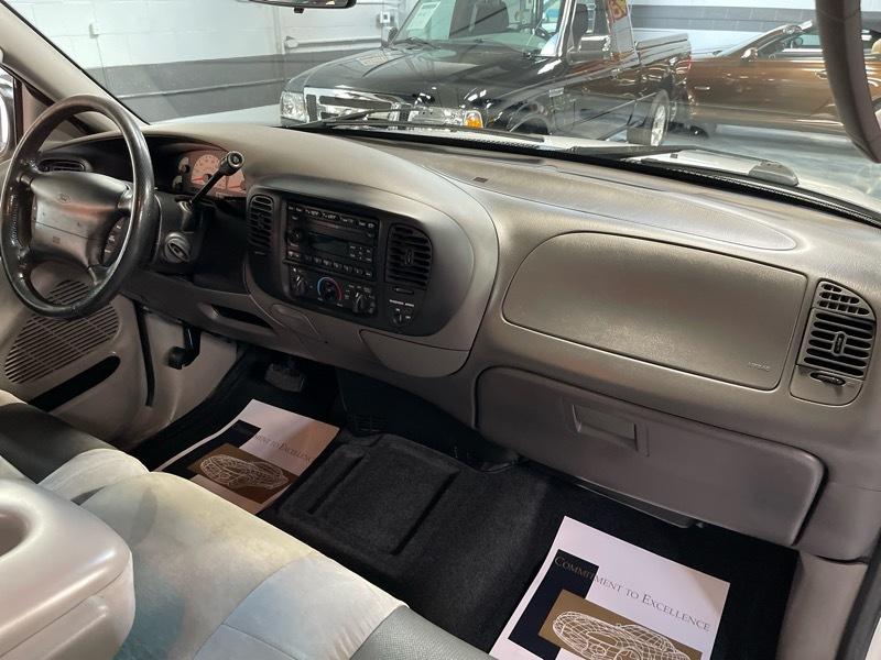 Ford F-150 SVT Lightning 2WD 2003