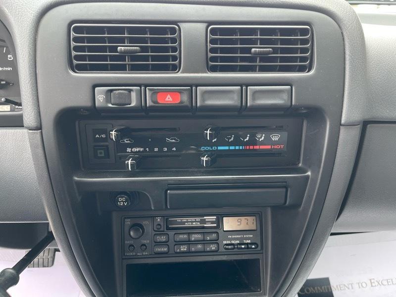 Nissan Pickup XE King Cab 4WD 1994