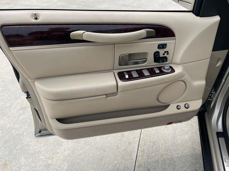 Lincoln Town Car Signature Limited 2010