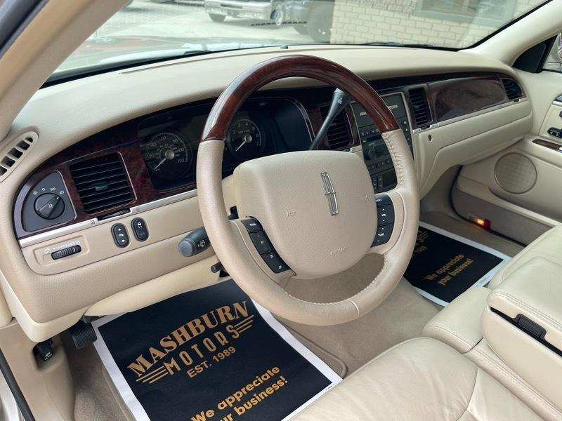 Lincoln Town Car Signature Limited 2010