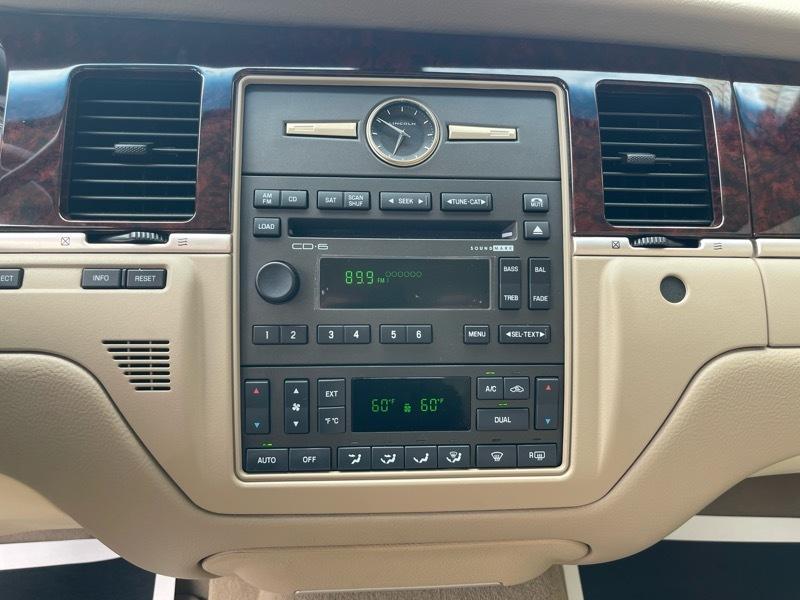 Lincoln Town Car Signature Limited 2010