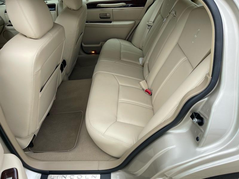 Lincoln Town Car Signature Limited 2010