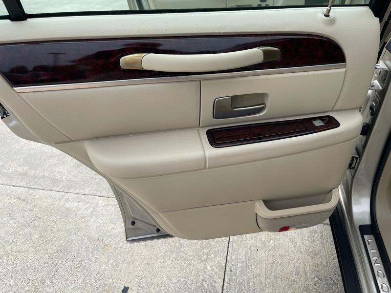 Lincoln Town Car Signature Limited 2010