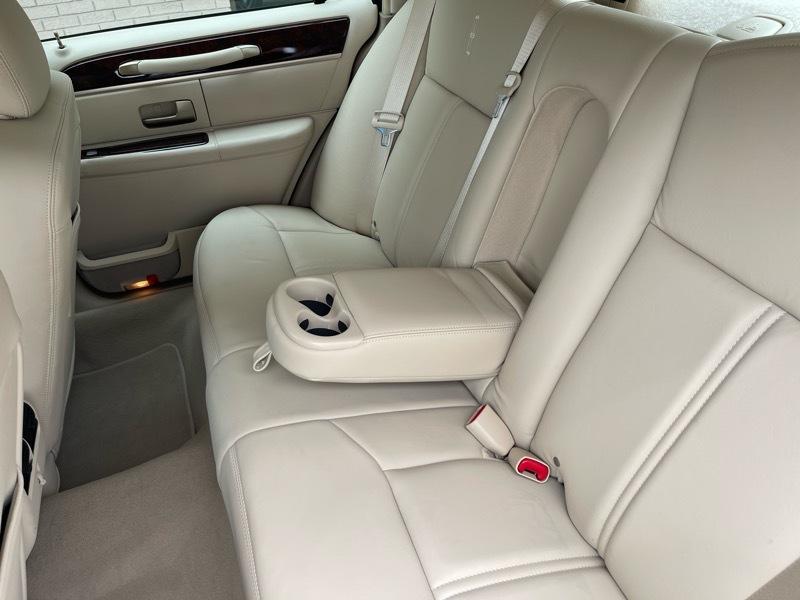 Lincoln Town Car Signature Limited 2010