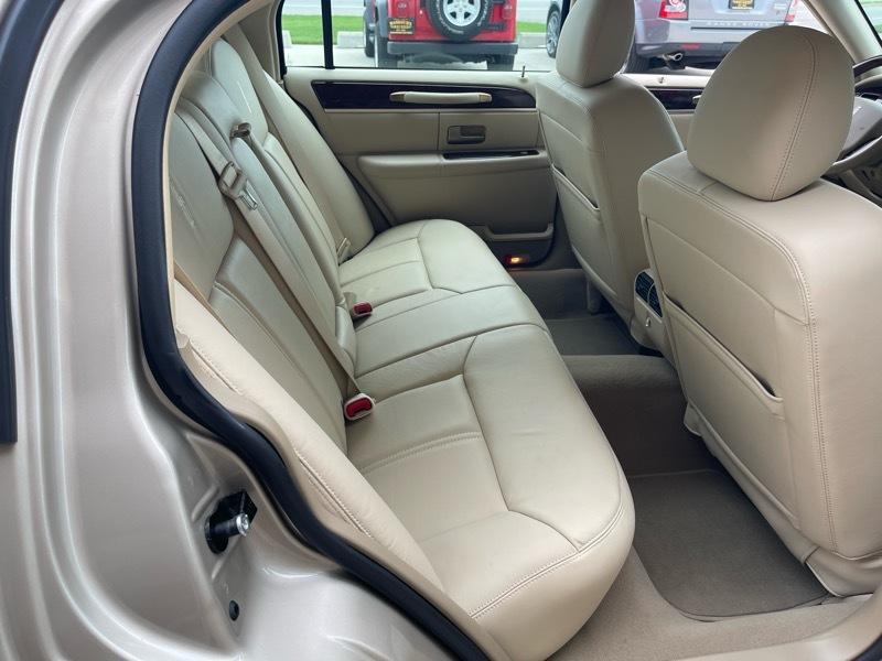 Lincoln Town Car Signature Limited 2010