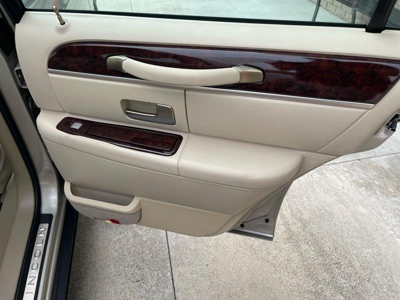 Lincoln Town Car Signature Limited 2010