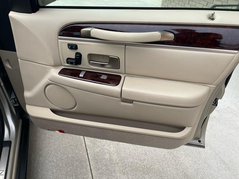 Lincoln Town Car Signature Limited 2010