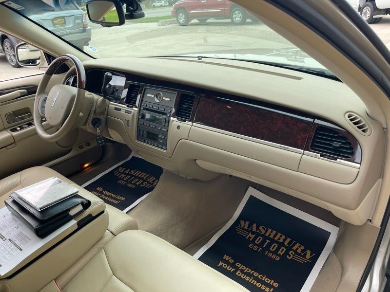 Lincoln Town Car Signature Limited 2010
