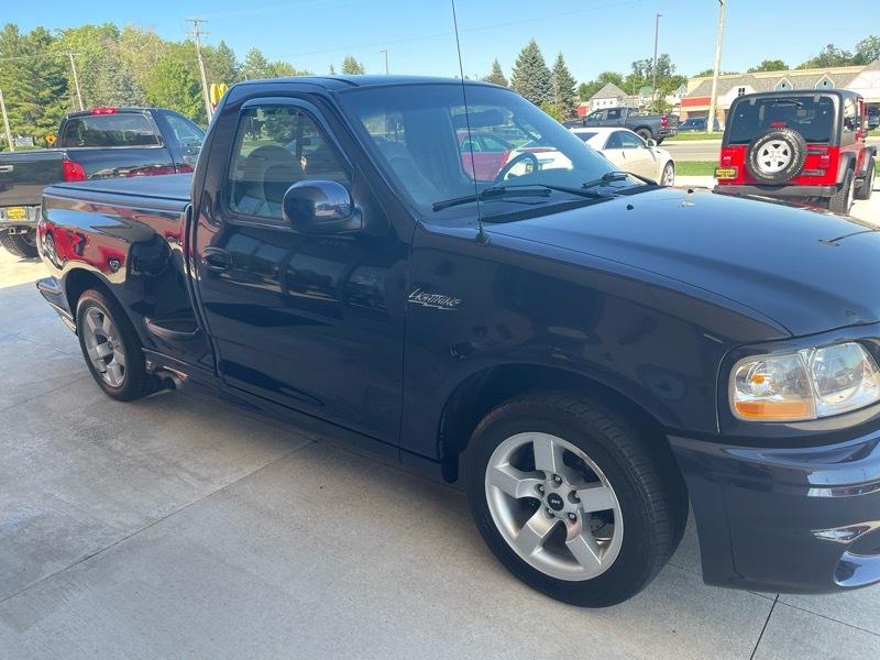 Ford F-150 SVT Lightning 2WD 2002
