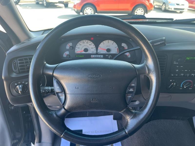 Ford F-150 SVT Lightning 2WD 2002