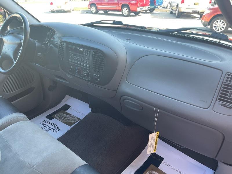 Ford F-150 SVT Lightning 2WD 2002