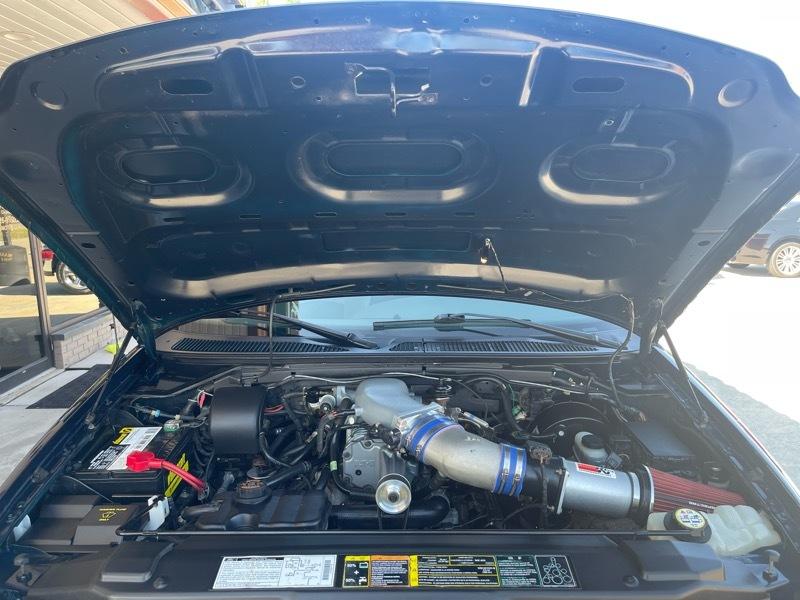 Ford F-150 SVT Lightning 2WD 2002