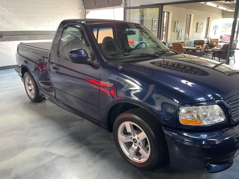 Ford F-150 SVT Lightning 2WD 2002
