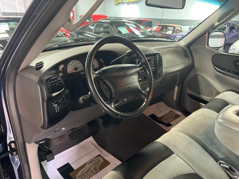 Ford F-150 SVT Lightning 2WD 2002