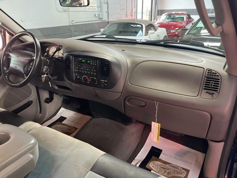 Ford F-150 SVT Lightning 2WD 2002