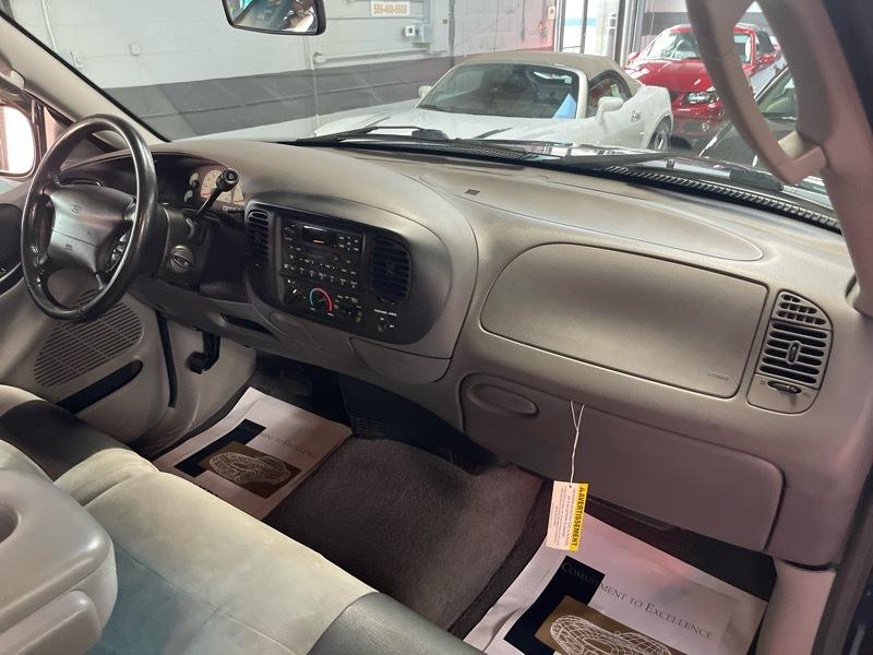 Ford F-150 SVT Lightning 2WD 2002