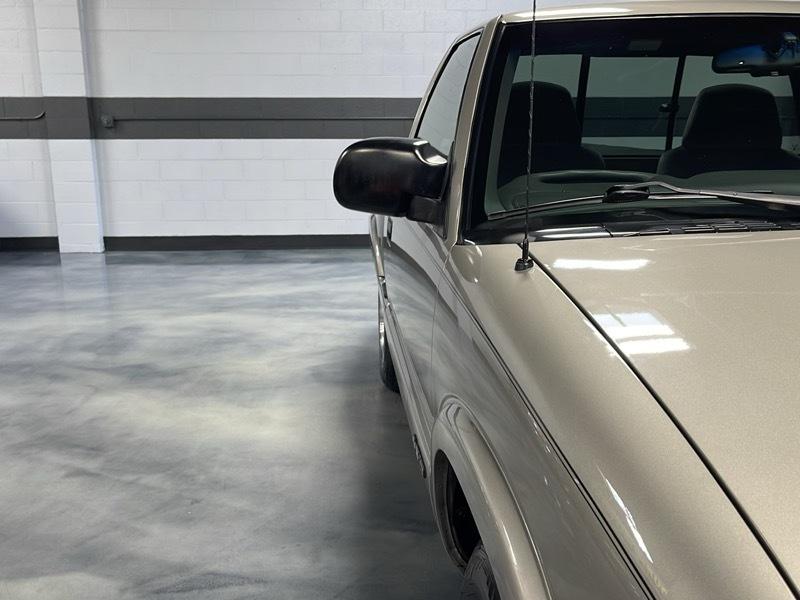 Chevrolet S10 Pickup LS Short Bed 2WD 2000