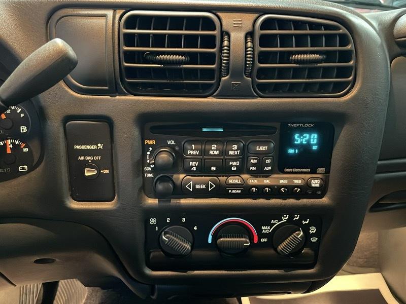 Chevrolet S10 Pickup LS Short Bed 2WD 2000