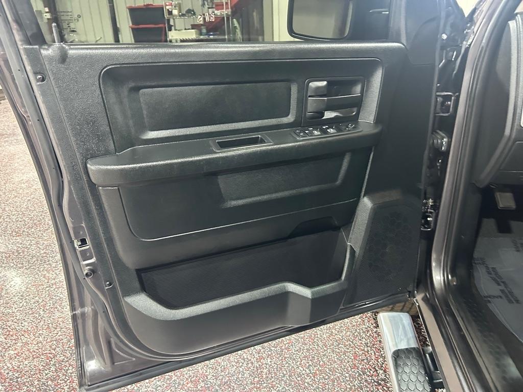 RAM 1500 Express 4x4 Crew Cab 5'7" Box 2018