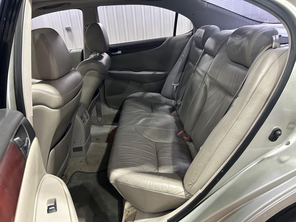 Lexus ES 300 4dr Sdn 2002